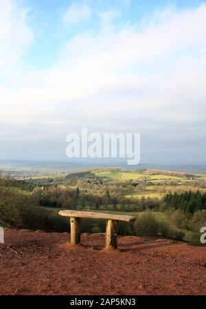 Vue sur la colline de Wychbury depuis Clent Hill, Worcestershire, Angleterre, Royaume-Uni. Banque D'Images