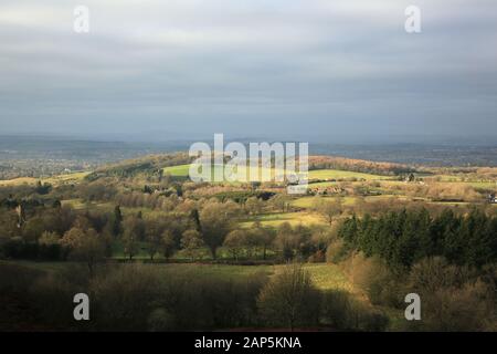 Vue sur la colline de Wychbury depuis Clent Hill, Worcestershire, Angleterre, Royaume-Uni. Banque D'Images