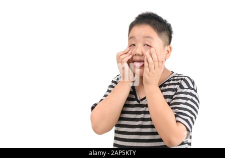 Portrait d'un heureux garçon asiatique de graisse qui fait des visages drôles isolés sur fond blanc Banque D'Images