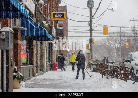 Toronto, ONTARIO, CANADA - 19 JANVIER 2020 : rues de Toronto après une tempête hivernale. Banque D'Images