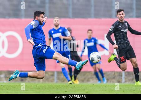 Marco Djuricin (KSC) en Goergios Pintidis avec duels (Ingolstadt). GES/football/2e Test Match de Bundesliga : FC Ingolstadt - Karlsruher SC, 21 janvier 2020 Football/soccer : 2e Test Match de Bundesliga : FC Ingolstadt vs KSC, le 21 janvier 2020 | dans le monde d'utilisation Banque D'Images