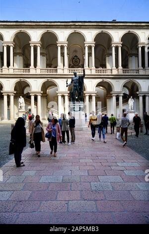Académie de Brera, Napoleone statue, cour, quartier de Brera, Milan, Lombardie, Italie, Europe Banque D'Images