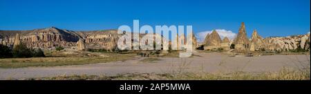 Parc national de Göreme, Goreme Tarihi Milli Parki, Turquie. Les formations rocheuses typiques de la Cappadoce avec cheminées de fées et paysage désertique. Déplacement Banque D'Images