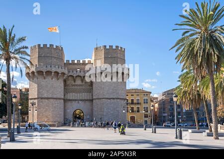 Valence, Espagne - 3 novembre 2019: L'une des attractions les plus fréquentées Tours de Serranos ou Serrans Gate ou Serranos Gate dans le gothique valencien Banque D'Images