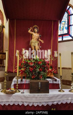 La statue de San Sebastian dans l'église le jour de la fête locale à La Caleta, Costa Adeje, Tenerife, Canaries. Banque D'Images