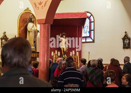 Les pèlerins se rendant sur la statue de San Sebastian sur les saints jour fiesta dans l'église à La Caleta, Costa Adeje, Tenerife, Canaries. Banque D'Images