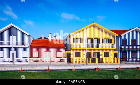 Rue avec ses maisons colorées à Costa Nova, Aveiro, Portugal. Rue avec maisons à rayures, Costa Nova, Aveiro, Portugal. Façades de maisons colorées en C Banque D'Images