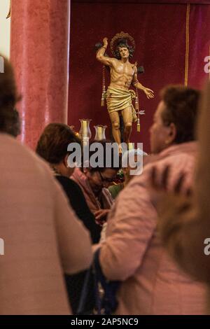 Les pèlerins se rendant sur la statue de San Sebastian sur les saints jour fiesta dans l'église à La Caleta, Costa Adeje, Tenerife, Canaries. Banque D'Images