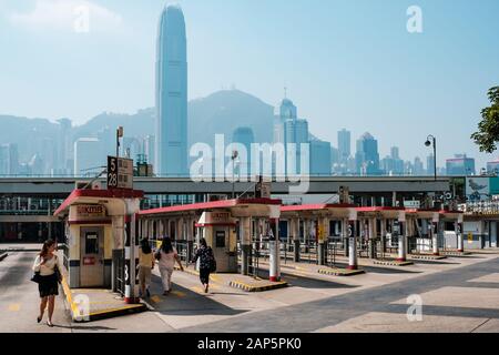 Hong Kong, Chine - Novembre 2019 : Tsim Sha Tsui Bus terminal et les toits de Hong Kong Banque D'Images