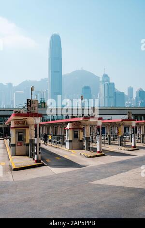 Hong Kong, Chine - Novembre 2019 : Bus terminal Tsim Sha Tsui à Hong Kong. Banque D'Images