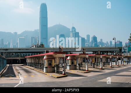 Hong Kong, Chine - Novembre 2019 : Tsim Sha Tsui Bus terminal et les toits de Hong Kong Banque D'Images