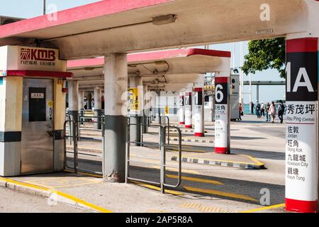 Hong Kong, Chine - Novembre 2019 : Bus terminal Tsim Sha Tsui à Hong Kong. Banque D'Images