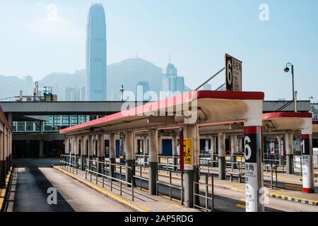 Hong Kong, Chine - Novembre 2019 : Bus terminal Tsim Sha Tsui à Hong Kong. Banque D'Images