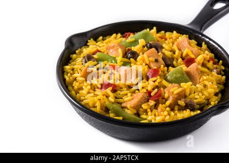 Riz frit avec poulet et légumes sur poêle à frire isolée sur fond blanc Banque D'Images