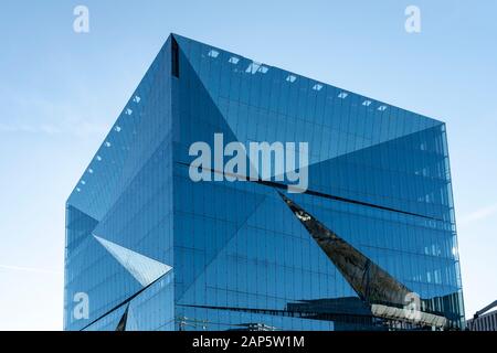 Cube Berlin, Berlin, Allemagne , un bâtiment moderne en verre situé sur Washingtonplatz, à côté de la gare centrale et de Spreebogen Banque D'Images