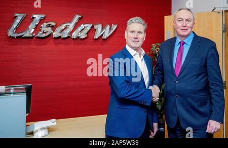 Sir Keir Starmer avec le secrétaire général de l'Usdaw Lillis Paddy au siège social de l'Usdaw à Fallowfield, Manchester, alors qu'il milite pour la direction du Parti du Travail. Banque D'Images