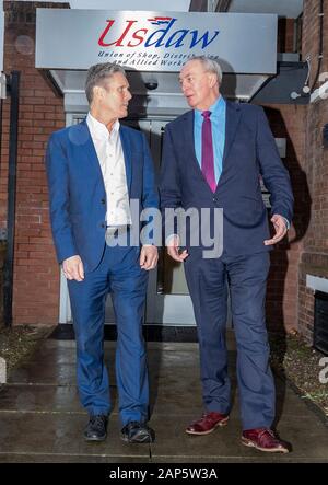 Sir Keir Starmer avec le secrétaire général de l'Usdaw Lillis Paddy au siège social de l'Usdaw à Fallowfield, Manchester, alors qu'il milite pour la direction du Parti du Travail. Banque D'Images