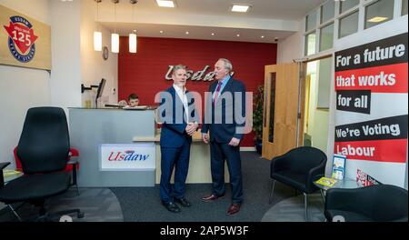 Sir Keir Starmer avec le secrétaire général de l'Usdaw Lillis Paddy au siège social de l'Usdaw à Fallowfield, Manchester, alors qu'il milite pour la direction du Parti du Travail. Banque D'Images