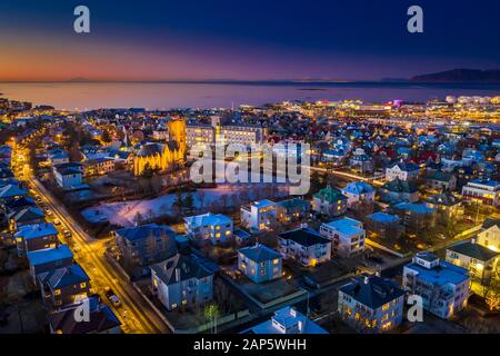 Crépuscule, Reykjavik, Islande. Cette image est tournée à l'aide d'un drone Banque D'Images