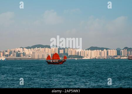 À HongKong, en novembre, 2019 : traditionnel, ancien bateau à voile sur le port de Victoria avec l'horizon de l'île de Hong Kong Banque D'Images