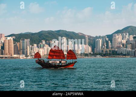 À HongKong, en novembre, 2019 : traditionnel, ancien bateau à voile sur le port de Victoria avec l'horizon de l'île de Hong Kong Banque D'Images