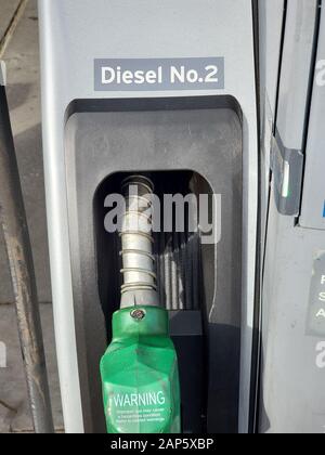 Close-up de la pompe à gaz avec lecture de texte Numéro 2 Diesel avec distributeur de couleur verte, le 12 janvier 2020. () Banque D'Images