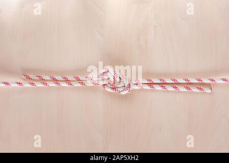 Figure huit noeud de navire Bend ou Flamand Bend sur fond en bois Banque D'Images