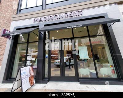 Façade du grand angle au Madison Reed couleur de cheveux magasin à Broadway Plaza Shopping Mall à Walnut Creek, Californie, le 13 janvier 2020. () Banque D'Images