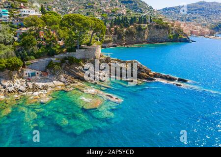 Côte Rocheuse à Camogli, Italie. Une vue sur la mer Adriatique, la Ligurie. Banque D'Images