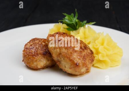 Côtelette de viande de poulet avec purée de pommes de terre Banque D'Images