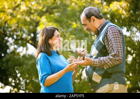 Rire des couples seniors passer du temps libre Banque D'Images