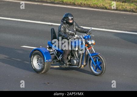 2015 Blue Harley Davidson Freewheeler moto Trike, 3 roues, tricycle, tricycle, 3 roues moto, Trikes motos, moto trois roues ; circulation automobile au Royaume-Uni, transport, moderne, En direction du sud sur l'autoroute M6 à 3 voies. Banque D'Images