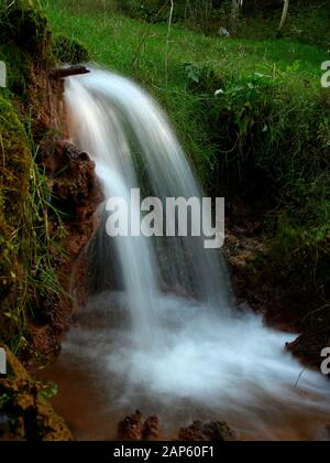 Les eaux douces qui s'y sont baignées de rochers. Gros plan de l'eau courante comme fond d'image Banque D'Images