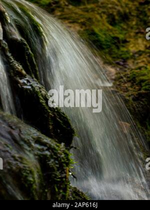 Les eaux douces qui s'y sont baignées de rochers. Gros plan de l'eau courante comme fond d'image Banque D'Images