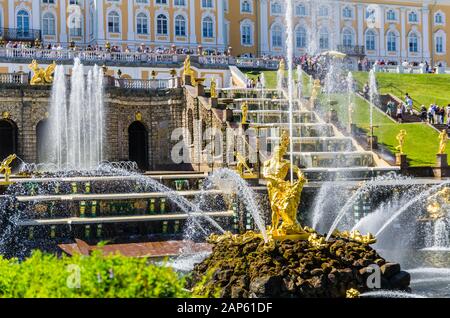 Fontaine De Samson Et Grande Cascade À Peterhof, Saint-Pétersbourg, Russie Banque D'Images