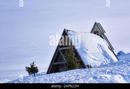 Petite chapelle de Passo Giau recouverte de neige Banque D'Images