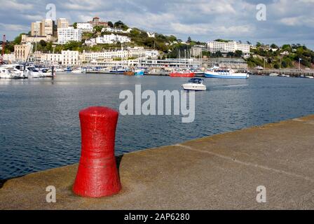 Un bolard rouge vif sur le quai, Torquay, Devon, Angleterre Banque D'Images