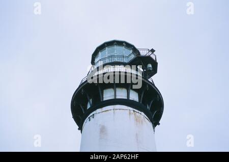 Faible angle de vue du haut du phare de Pigeon Point, Pescadero, California, 2019. () Banque D'Images