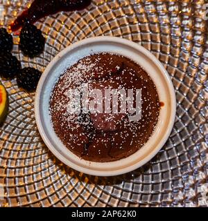 Gâteau au chocolat chaud avec noyau liquide dans la plaque de cuisson Banque D'Images