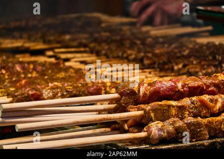 des brochettes de viande sur le gril à charbon de bois, des brochettes de bois avec des morceaux de viande de porc sont grillées Banque D'Images