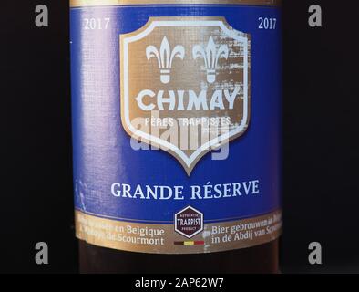 CHIMAY, BELGIQUE - CIRCA DÉCEMBRE 2019 : Chimay logo sur une bouteille de Chimay bière bleu Banque D'Images