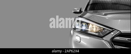 Gros plan voiture moderne gris sur fond noir. Banque D'Images