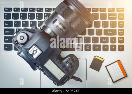 Appareil photo reflex numérique moderne et de l'ordinateur station de travail. La photographie et vidéographie concept. Banque D'Images