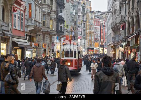 Tramway historique, Istiklal Caddesi, principale rue commerçante, quartier de Beyoglu, Istanbul, Turquie, Europe Banque D'Images