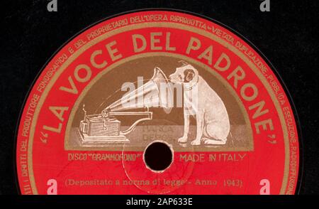 MILAN, ITALIE - CIRCA DÉCEMBRE 2019 : Vintage 78 tr/min disque gomme-laque de La Voce del Padrone (traduction : la voix de son maître) record label Banque D'Images