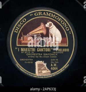 MILAN, ITALIE - CIRCA DÉCEMBRE 2019 : Vintage 78 tr/min disque gomme-laque de La Voce del Padrone (traduction : la voix de son maître) record label Banque D'Images