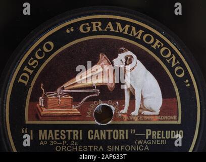 MILAN, ITALIE - CIRCA DÉCEMBRE 2019 : Vintage 78 tr/min disque gomme-laque de La Voce del Padrone (traduction : la voix de son maître) record label Banque D'Images