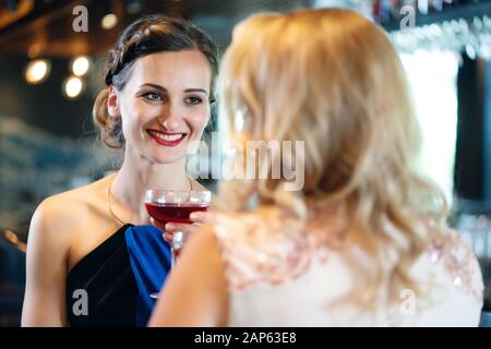 Les femmes de boire de l'alcool dans un bar Banque D'Images