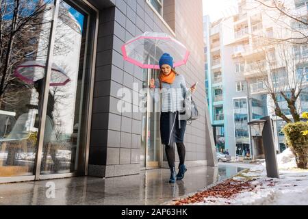 Femme marche à travers la ville en pré-printemps Banque D'Images