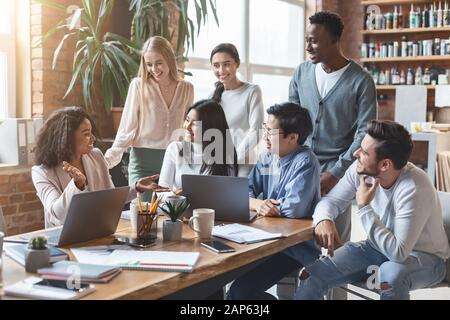 Jeune équipe créative travaillant sur le projet d'entreprise de groupe Banque D'Images